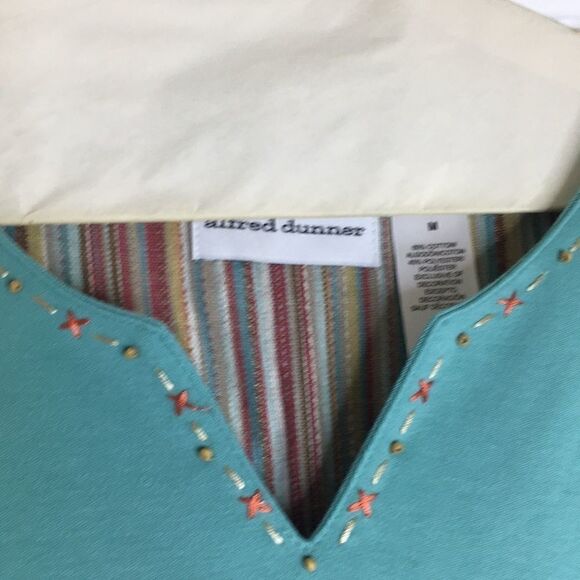 NWT Alfred Dunner s/s embroidered top. Size M - Picture 3 of 3